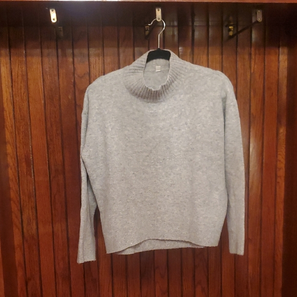 ❤️ UNIQLO Gray Knit Sweater - Picture 1 of 4